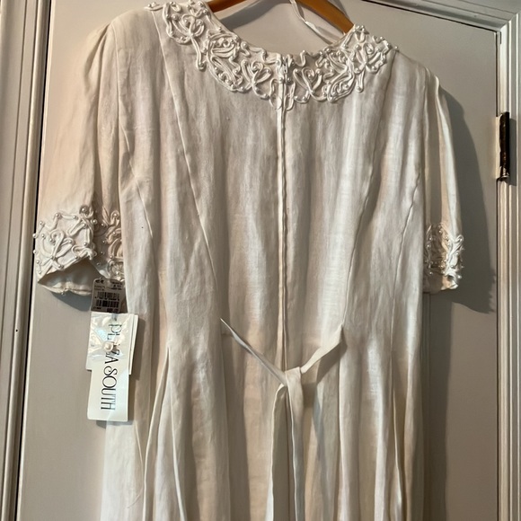 NWT beautiful beaded dress, white pearl on white raime fabric.Size 8. Brand new. - Picture 3 of 6